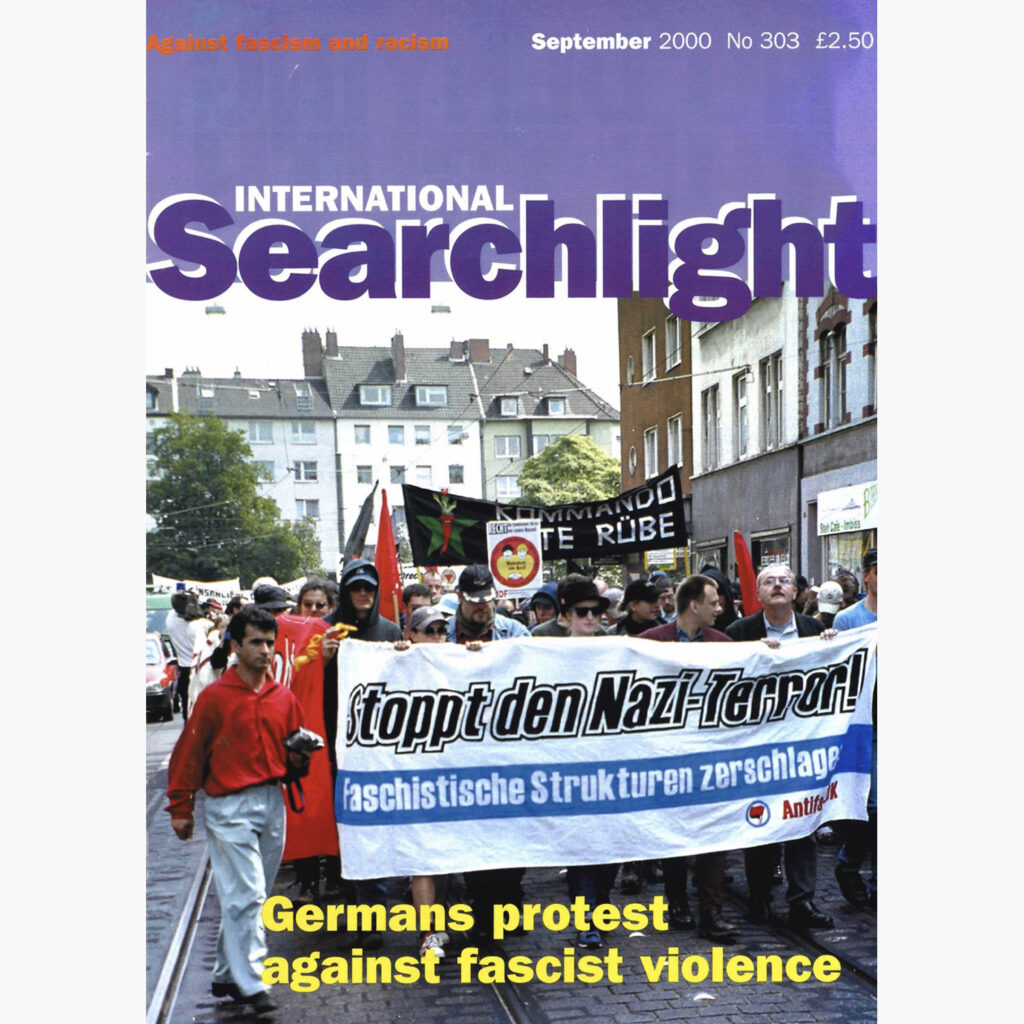 Ca. 2.000 Menschen nehmen an der Demonstration teil, darunter auch Ratsmitglieder der SPD und PDS (heute Die Linke), geprägt ist die Demo aber von Antifa-Gruppen, die deutliche Kritik an der Verharmlosung von Neonazi-Strukturen üben. (Foto: Antifa Archiv Düsseldorf)
