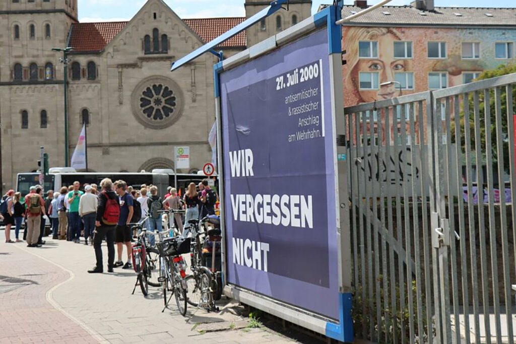 2022: Zwei Wochen lang dient eine Plakatwand als großflächiges Erinnerungszeichen an den Anschlag. (Foto: Ddorf-aktuell)