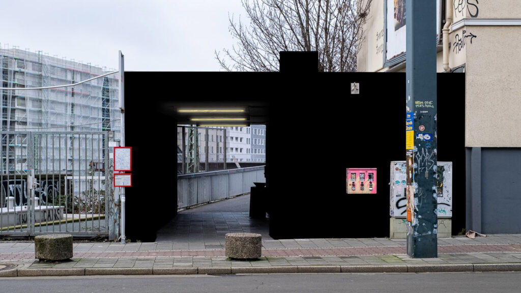 2023: Das Theaterkollektiv Pièrre.Vers entwickelt mit Dunkeldorf ein Stadtspiel zum Wehrhahn-Anschlag und fragt darin unter anderem, was es erzählt über unsere Erinnerungskultur, wenn das Vergessen einsetzt. Hunderte Gäste besuchen das Stück, zu dem weiterführende Bildungsangebote besucht werden können. (Foto: Pièrre.Vers)