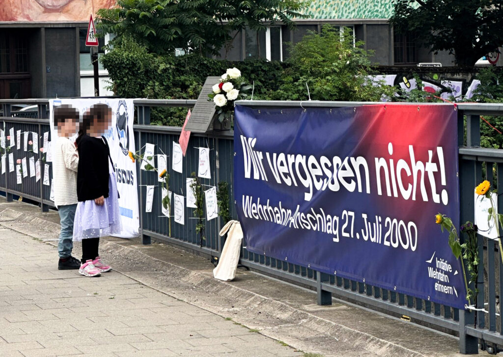 Zur Nachbereitung von Dunkeldorf finden Workshops mit rund 400 Schüler*innen statt. Darin geht es nicht nur um den Anschlag selbst, sondern auch um aktuellen Antisemitismus und Rassismus, um die Erfahrungen von Betroffenen rechter Gewalt und solidarisches Handeln. In Sprechblasen bringen die Jugendlichen ihre Kritik und ihr Mitgefühl zum Ausdruck. (Foto: EOAS)
