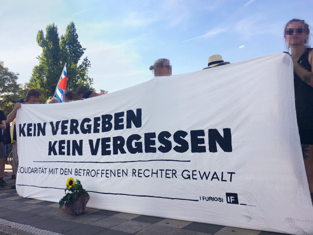 27. Juli 2018: Durch den Prozess gewinnt der Anschlag wieder an Aufmerksamkeit. Das antifaschistische Bündnis Düsseldorf stellt sich quer ruft mit Unterstützung der Jüdischen Gemeinde Düsseldorf, Vertreter*innen der Nebenklage und der Opferberatung Rheinland zu einer Gedenkkundgebung auf, über die auch überregional berichtet wird.