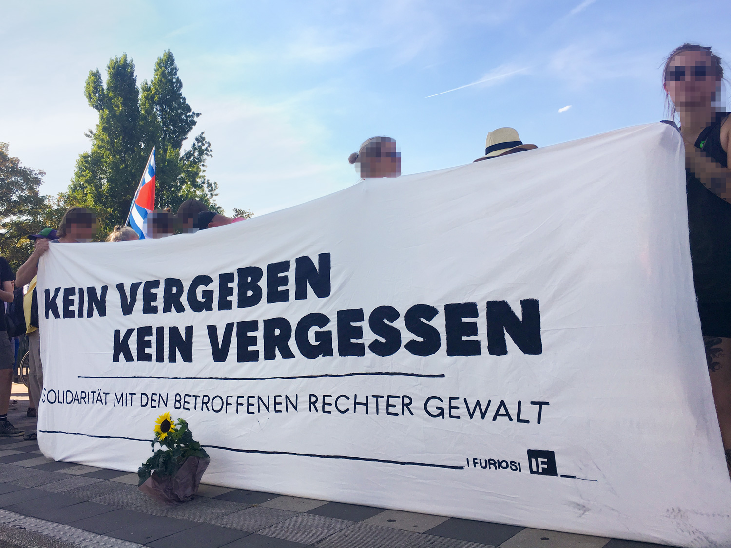 27. Juli 2018: Durch den Prozess gewinnt der Anschlag wieder an Aufmerksamkeit. Das antifaschistische Bündnis Düsseldorf stellt sich quer ruft mit Unterstützung der Jüdischen Gemeinde Düsseldorf, Vertreter*innen der Nebenklage und der Opferberatung Rheinland zu einer Gedenkkundgebung auf, über die auch überregional berichtet wird.